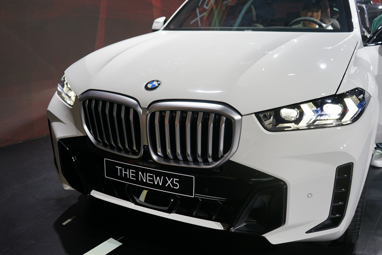 Vào hồi tháng 11/2023, THACO cũng đã ra mắt phiên bản nâng cấp của dòng SUV hạng sang này ở Việt Nam. Ở phiên bản mới, mẫu xe này chỉ thay đổi nhẹ ở thiết kế ngoại thất với đèn pha, cản trước, đèn hậu và vành la-zăng mới.