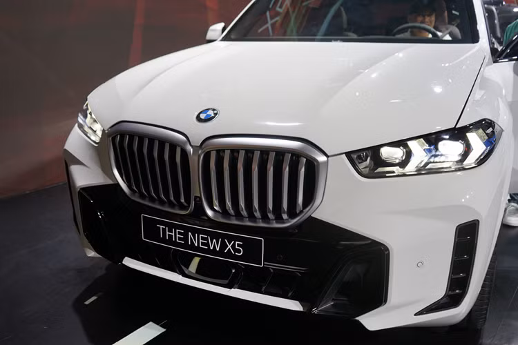 Vào hồi tháng 11/2023, THACO cũng đã ra mắt phiên bản nâng cấp của dòng SUV hạng sang này ở Việt Nam. Ở phiên bản mới, mẫu xe này chỉ thay đổi nhẹ ở thiết kế ngoại thất với đèn pha, cản trước, đèn hậu và vành la-zăng mới.