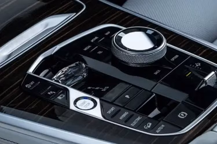 Trong khi đó, BMW 8-Series được khuyến mãi ở bản 840i M Sport có giá niêm yết 6,2 tỷ đồng. BMW 840i M Sport cũng là mẫu xe được ưu đãi lớn nhất trong tháng 6 này với giá trị lên đến 310 triệu đồng.