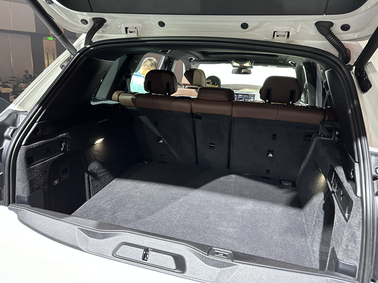 Cả hai phiên bản của BMW X5 đều được trang bị hệ truyền động mild hybrid mới, bao gồm động cơ xăng 6 xi-lanh thẳng hàng, dung tích 3.0L, kết hợp với mô-tơ điện tích hợp vào hộp số Steptronic Sport 8 cấp.