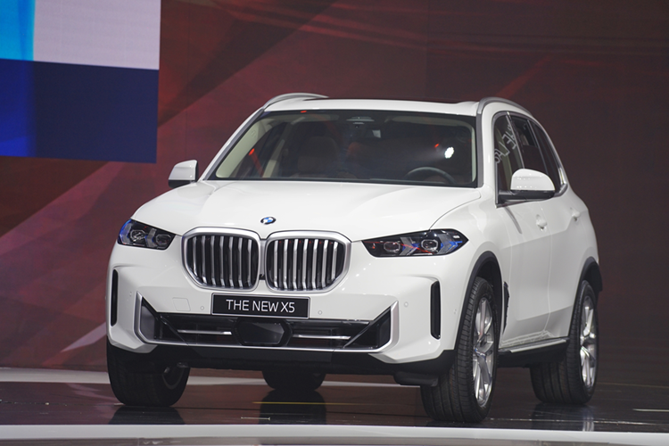 Với các dòng xe BMW 530i M Sport, 430i Gran Coupe và X5, người dùng được hưởng thêm chính sách ưu đãi riêng cho doanh nghiệp, khách hàng đặc biệt. X5 hiện là một trong những dòng xe BMW đang được THACO lắp ráp tại Việt Nam, bên cạnh 3-Series, X3 và 5-Series.