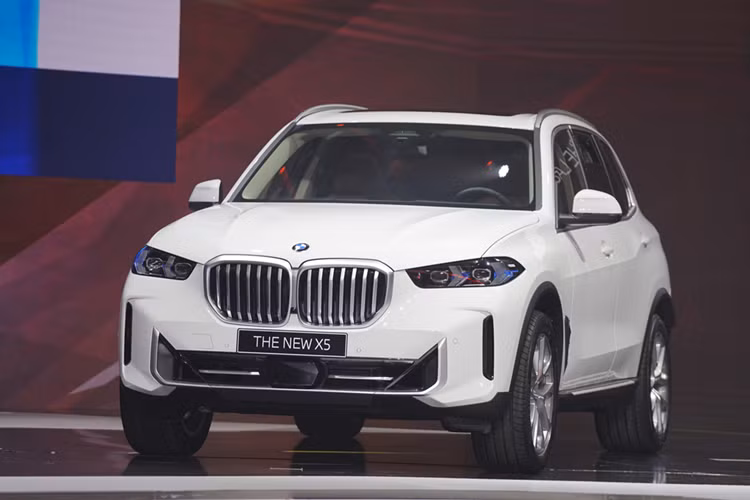 Với các dòng xe BMW 530i M Sport, 430i Gran Coupe và X5, người dùng được hưởng thêm chính sách ưu đãi riêng cho doanh nghiệp, khách hàng đặc biệt. X5 hiện là một trong những dòng xe BMW đang được THACO lắp ráp tại Việt Nam, bên cạnh 3-Series, X3 và 5-Series.