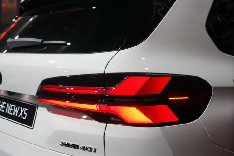 Mô-tơ điện tạo ra công suất tối đa 12 mã lực và mô-men xoắn cực đại 200 Nm. Tổng cộng, xe sở hữu công suất 381 mã lực và mô-men xoắn cực đại 540 Nm. Hệ dẫn động 4 bánh xDrive và hệ thống treo thích ứng M hoặc hệ thống treo khí nén cũng được trang bị cho mẫu xe hạng sang này.