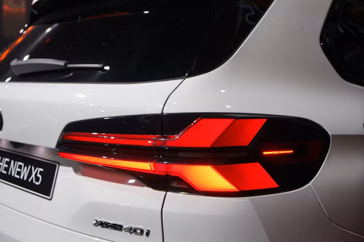 Mô-tơ điện tạo ra công suất tối đa 12 mã lực và mô-men xoắn cực đại 200 Nm. Tổng cộng, xe sở hữu công suất 381 mã lực và mô-men xoắn cực đại 540 Nm. Hệ dẫn động 4 bánh xDrive và hệ thống treo thích ứng M hoặc hệ thống treo khí nén cũng được trang bị cho mẫu xe hạng sang này.