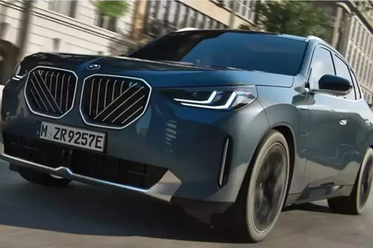 Nằm bên dưới nắp ca-pô của BMW X3 2025 là 2 tùy chọn động cơ. Đầu tiên là động cơ xăng 4 xi-lanh, tăng áp, dung tích 2.0L với sự hỗ trợ của công nghệ mild hybrid. Động cơ này cho công suất tối đa 255 mã lực và mô-men xoắn cực đại 400 Nm. So với phiên bản cũ, động cơ mạnh hơn 7 mã lực và 50 Nm.