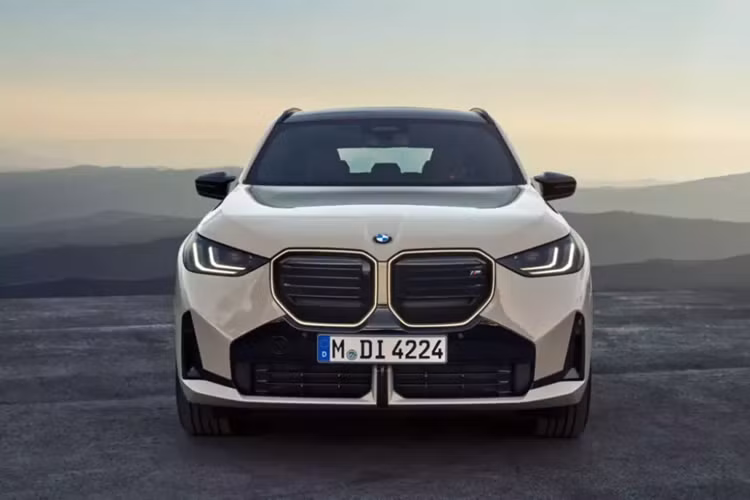 Phía sau xe, BMW X3 2025 được bổ sung cụm đèn hậu LED mới. Tương tự cản trước, cản sau của xe cũng được cải tiến thiết kế, đi kèm dải đèn nằm dọc ở hai góc.