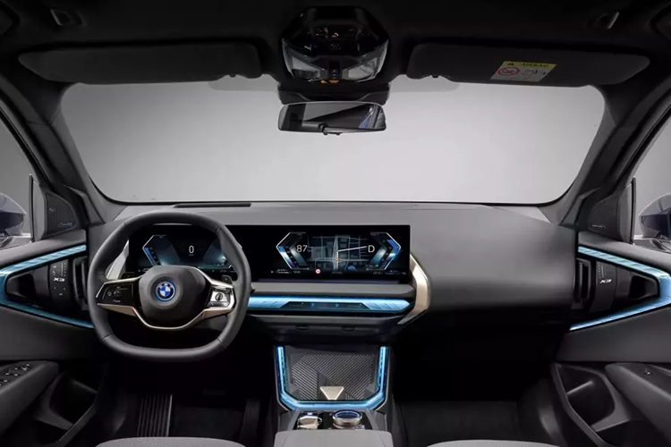 Bước vào bên trong BMW X3 2025, người dùng sẽ được chào đón bằng không gian nội thất nâng cấp với màn hình cong cỡ lớn đặt nổi trên mặt táp-lô.