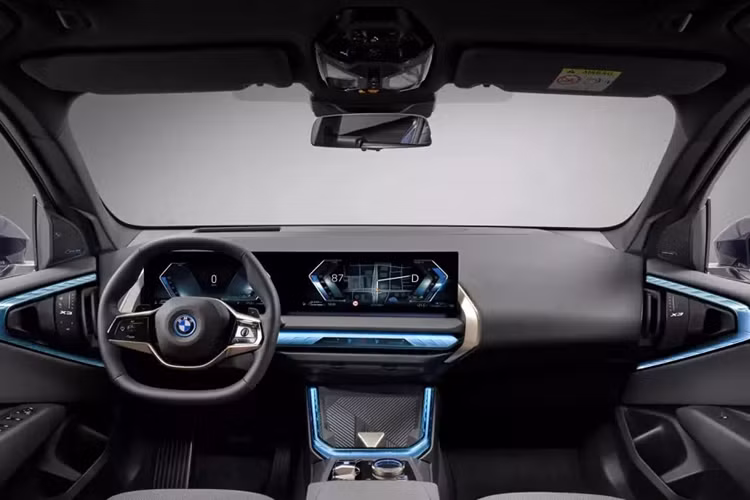 Bước vào bên trong BMW X3 2025, người dùng sẽ được chào đón bằng không gian nội thất nâng cấp với màn hình cong cỡ lớn đặt nổi trên mặt táp-lô.