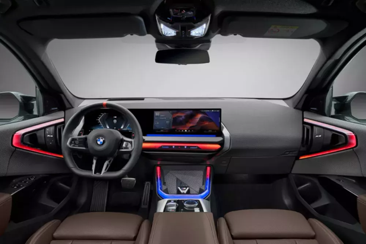 Màn hình này dùng hệ điều hành OS9 của hãng BMW, mang đến khả năng cập nhật phần mềm qua Wifi, định vị dẫn đường thực tế ảo và cho phép người dùng truy cập các ứng dụng nghe nhạc, phát video, chơi điện tử, đọc tin tức,...