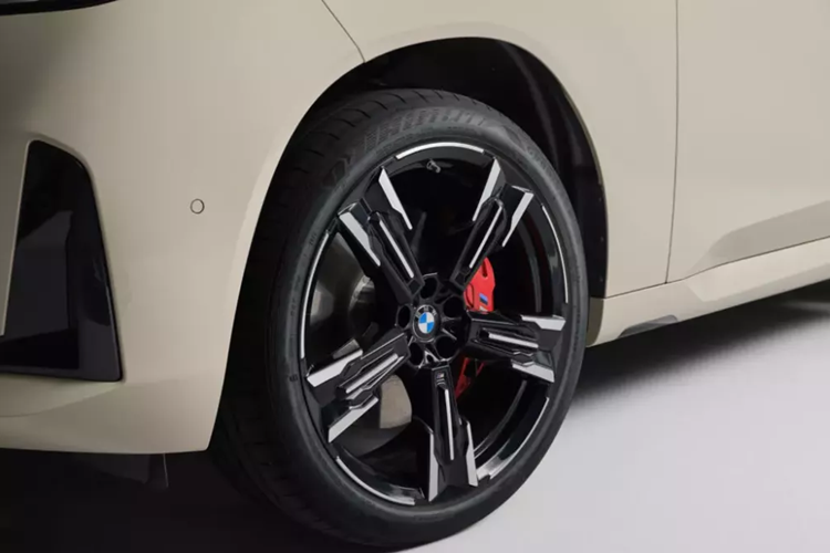 Ở phiên bản M50 cao cấp, BMW X3 2025 sẽ có những chi tiết thiết kế riêng như lưới tản nhiệt, cản trước/cản sau, bộ vành hợp kim M 20 inch, bộ khuếch tán gió sau và 4 đầu ống xả mạ crôm hình tròn. Nhiều chi tiết ngoại thất trên BMW X3 M50 2025 còn được sơn màu đen bóng nhằm tăng vẻ thể thao.