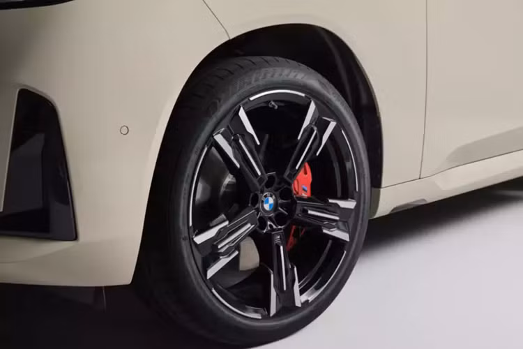 Ở phiên bản M50 cao cấp, BMW X3 2025 sẽ có những chi tiết thiết kế riêng như lưới tản nhiệt, cản trước/cản sau, bộ vành hợp kim M 20 inch, bộ khuếch tán gió sau và 4 đầu ống xả mạ crôm hình tròn. Nhiều chi tiết ngoại thất trên BMW X3 M50 2025 còn được sơn màu đen bóng nhằm tăng vẻ thể thao.