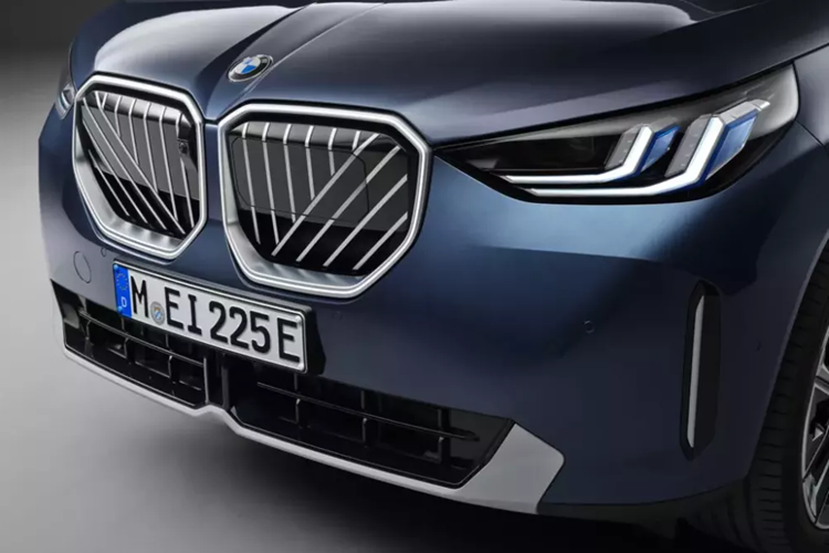 Ngoài ra, BMW X3 2025 còn mượn cả thiết kế của người anh em XM. Điểm mới đáng chú ý nhất của BMW X3 2025 nằm ở khu vực đầu xe với thiết kế vuông vức. Tại đây, xe được trang bị lưới tản nhiệt hình quả thận đôi đặc trưng. Tuy nhiên, lưới tản nhiệt được bổ sung các nan nằm dọc và đan chéo mới.