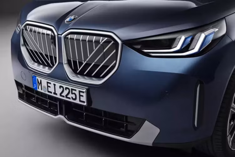 Ngoài ra, BMW X3 2025 còn mượn cả thiết kế của người anh em XM. Điểm mới đáng chú ý nhất của BMW X3 2025 nằm ở khu vực đầu xe với thiết kế vuông vức. Tại đây, xe được trang bị lưới tản nhiệt hình quả thận đôi đặc trưng. Tuy nhiên, lưới tản nhiệt được bổ sung các nan nằm dọc và đan chéo mới.