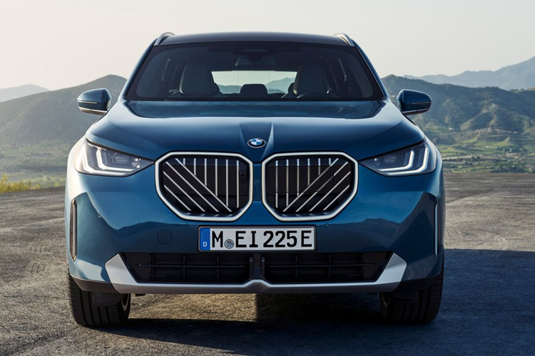 Trong khi đó, BMW X3 M50 2025 dùng hệ truyền động mild hybrid với máy xăng 6 xi-lanh thẳng hàng, tăng áp, dung tích 3.0L với công suất tối đa 393 mã lực và mô-men xoắn cực đại 580 Nm.