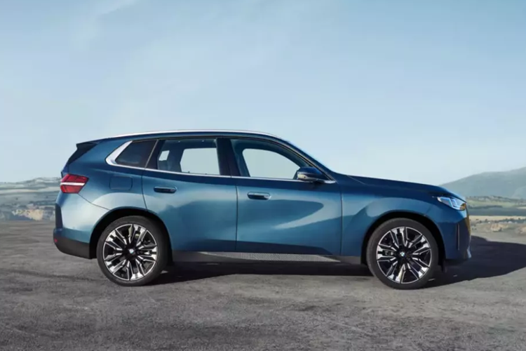 Bên dưới lưới tản nhiệt là cản trước mới với hốc gió trung tâm rộng, bao quanh bằng ốp màu bạc dày dặn. Ở hai góc cản trước là khe gió giả nằm dọc, trang trí bằng nẹp mạ crôm. Thay đổi tiếp theo của mẫu SUV hạng sang này là tay nắm cửa nằm chìm vào thân xe hơn trước, giúp giảm hệ số lực cản không khí, và vành la-zăng mới.