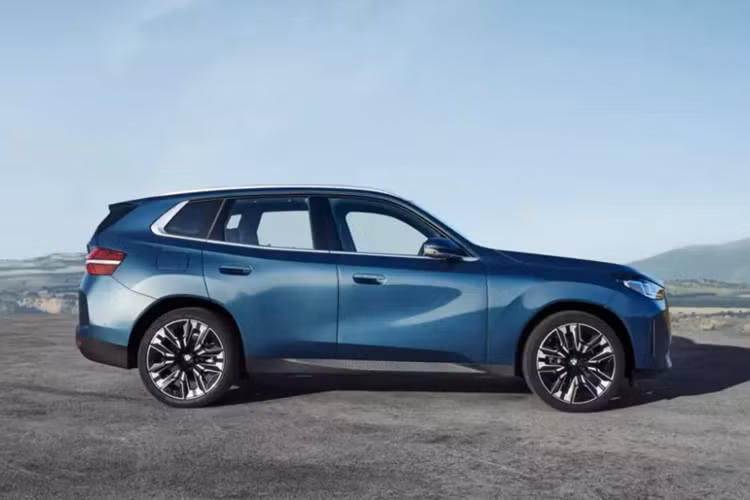 Bên dưới lưới tản nhiệt là cản trước mới với hốc gió trung tâm rộng, bao quanh bằng ốp màu bạc dày dặn. Ở hai góc cản trước là khe gió giả nằm dọc, trang trí bằng nẹp mạ crôm. Thay đổi tiếp theo của mẫu SUV hạng sang này là tay nắm cửa nằm chìm vào thân xe hơn trước, giúp giảm hệ số lực cản không khí, và vành la-zăng mới.