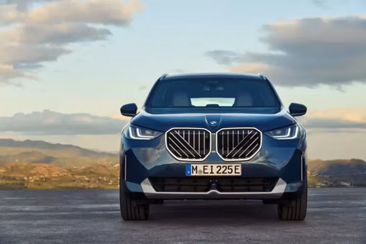 Được phát triển dựa trên cơ sở gầm bệ CLAR cũ, mẫu xe SUV BMW X3 2025 gần như không thay đổi về mặt kích thước. Chiều dài cơ sở của xe vẫn đạt 2.865 mm như phiên bản cũ. Ngay cả phong cách thiết kế mượn từ người anh em BMW X1 ra mắt vào năm 2022 cũng được giữ lại trên X3 mới.