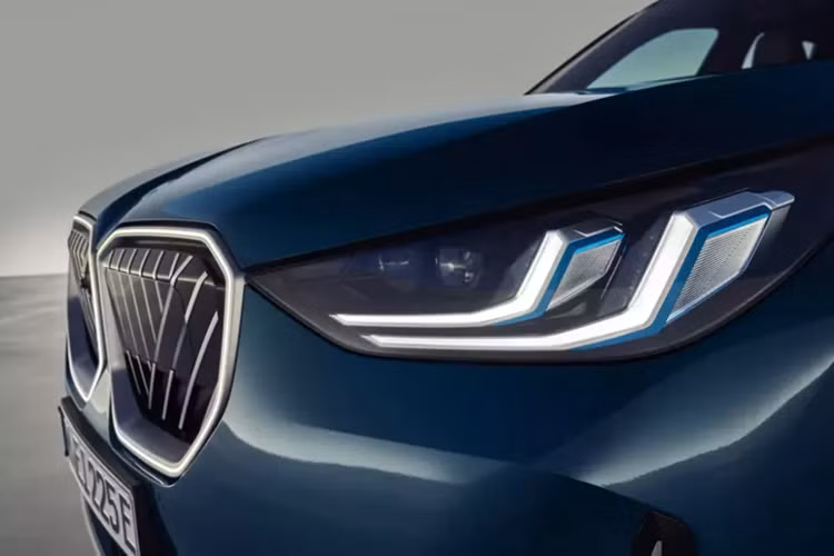 Dải đèn LED ẩn bao quanh lưới tản nhiệt sẽ là trang bị tùy chọn ở bản thấp và tiêu chuẩn ở bản cao. Khác với đàn anh XM, BMW X3 2025 không dùng hệ thống đèn 2 tầng trên đầu xe. Thay vào đó, đèn pha LED của xe tích hợp 2 dải đèn LED định vị ban ngày hình chữ "L" bên trong.