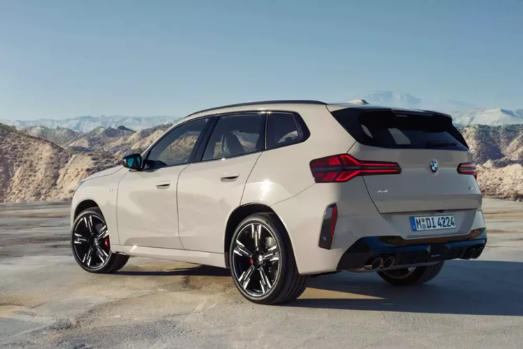 Nhờ đó, xe có thể tăng tốc từ 0-96 km/h trong thời gian 4,4 giây. Tại thị trường Mỹ, mức giá xe BMW X3 2025 bản tiêu chuẩn xDrive 30 khởi điểm 49.500 USD. Trong khi đó, bản M50 cao cấp có giá 64.100 USD.