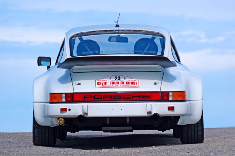 Chiếc Porsche 911 SC/RS đang rao bán này không phải là chiếc xe thành công nhất trong số 21 chiếc, nhưng đây vẫn là một phần lịch sử tuyệt vời của Porsche RS và hiện chiếc xe đang được tìm chủ sở hữu mới thông qua trang đấu giá online.