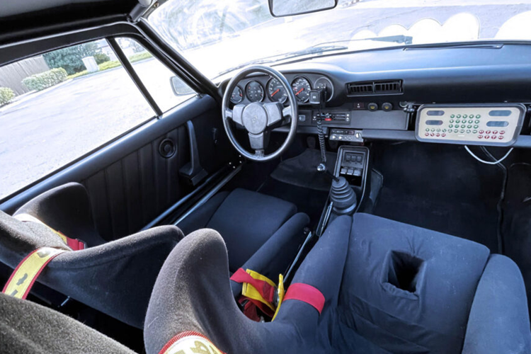 Mẫu xe sở hữu phần cản được làm bằng sợi thủy tinh đơn giản, tấm nhôm, kính mỏng và các chi tiết trang trí nội thất khiến một chiếc RS hiện đại, từ đây giúp xe nhẹ hơn khoảng 200 kg so với một chiếc Euro SC và nhẹ hơn gần 350 kg hơn so với Turbo.