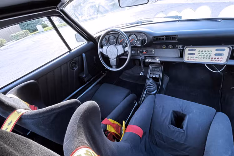 Mẫu xe sở hữu phần cản được làm bằng sợi thủy tinh đơn giản, tấm nhôm, kính mỏng và các chi tiết trang trí nội thất khiến một chiếc RS hiện đại, từ đây giúp xe nhẹ hơn khoảng 200 kg so với một chiếc Euro SC và nhẹ hơn gần 350 kg hơn so với Turbo.