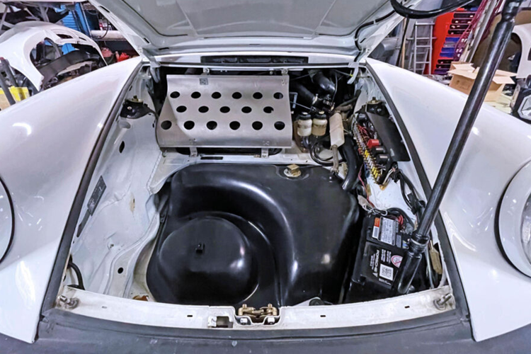 Khối động cơ của xe còn được trang bị khối động rèn có độ nén cao, đầu xi-lanh 935, cam nóng hơn và phun nhiên liệu cơ học đã giúp nâng công suất từ 201 mã lực của SC nguyên bản lên 252 mã lực trên các phiên bản đường phố à 276 mã lực trên các mẫu xe đua.