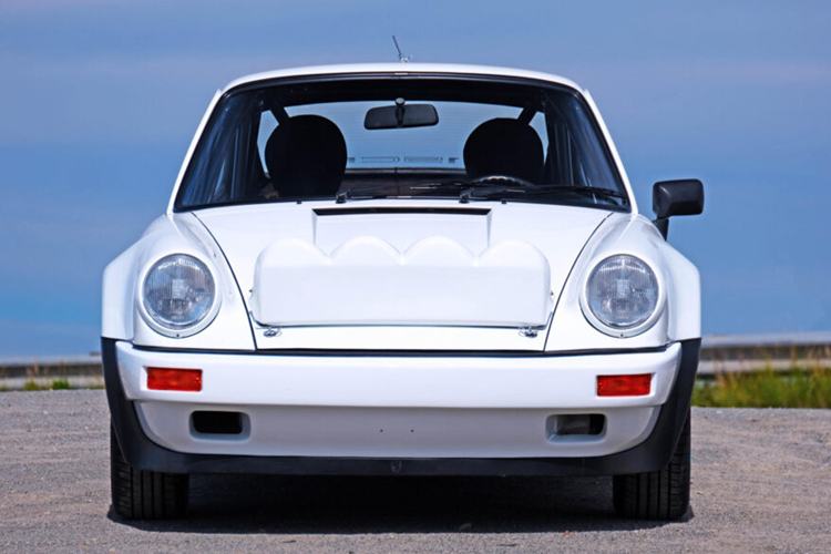 Mẫu xe này được chế tác kết hợp với thiết kế thân xe 911 Turbo vòm rộng và phiên bản mới mẻ của động cơ 6 xi-lanh phẳng 3.0 lít thông thường của mẫu xe SC/RS. Với trang bị này, Porsche có thể giảm trọng lượng của chiếc xe xuống chỉ còn 960 kg.