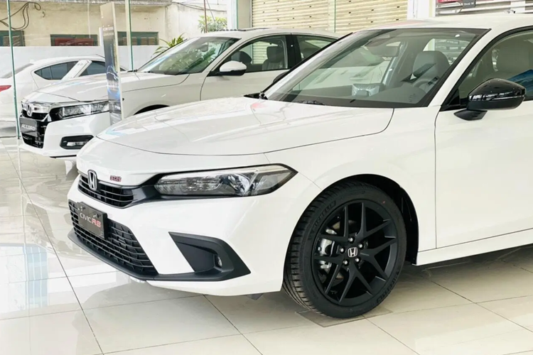 Trong phân khúc sedan hạng C, Honda Civic không có lợi thế cạnh tranh về mặt giá bán.