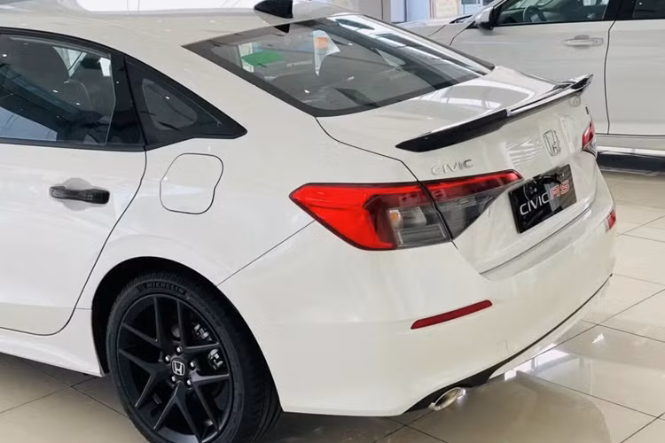 Tuy nhiên, mẫu xe này vẫn có tệp khách hàng riêng nhờ thiết kế ưa nhìn, trang bị an toàn đầy đủ, động cơ mạnh mẽ và cảm giác lái được đánh giá cao.