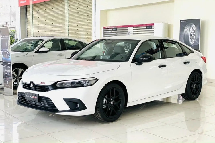 Với ưu đãi này, khách hàng mua Honda CR-V sẽ "bỏ túi" được số tiền 55 triệu đồng ở bản G và 58 triệu đồng ở bản L 2WD. Tương tự CR-V, Honda City cũng được hãng hỗ trợ 50% lệ phí trước bạ và tặng 1 năm bảo hiểm thân vỏ ở cả 3 phiên bản.