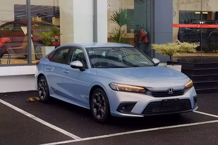 Trong tháng 6/2024 này, hãng Honda không áp dụng chương trình ưu đãi cho dòng xe Civic. Tuy nhiên, tại một số đại lý, mẫu sedan hạng C này vẫn có khuyến mãi lớn. Cụ thể, một số đại lý ở khu vực phía Nam đang hỗ trợ 100% phí trước bạ cho Honda Civic.