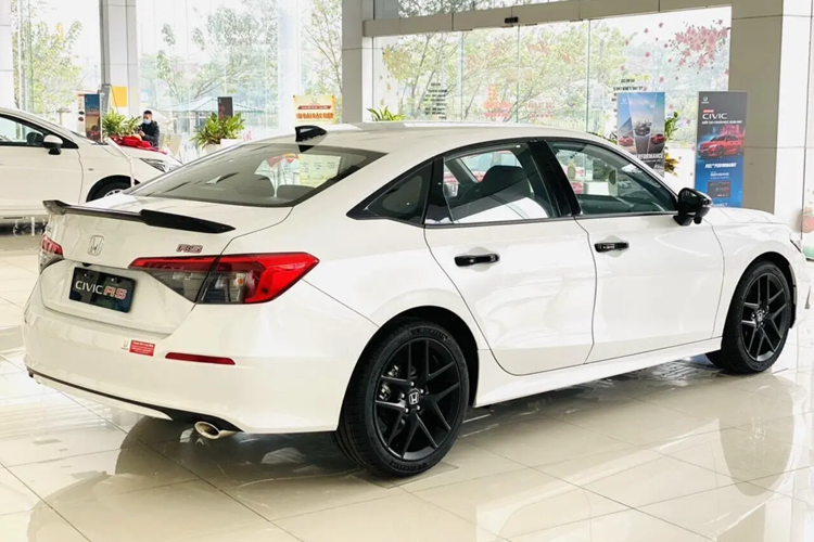 "Trái tim" của Honda Civic là động cơ xăng tăng áp, dung tích 1.5L, cho công suất tối đa 178 mã lực và mô-men xoắn cực đại 240 Nm. Hộp số là loại tự động biến thiên vô cấp CVT, đi kèm hệ dẫn động cầu trước.