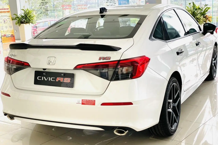 Honda Civic tại Việt Nam có những trang bị đáng chú ý như ghế bọc da, ghế lái chỉnh điện, bảng đồng hồ kỹ thuật số 10,2 inch, màn hình cảm ứng trung tâm 9 inch, sạc không dây, hệ thống âm thanh 12 loa Bose và các tính năng an toàn chủ động ADAS nằm trong gói Honda Sensing.