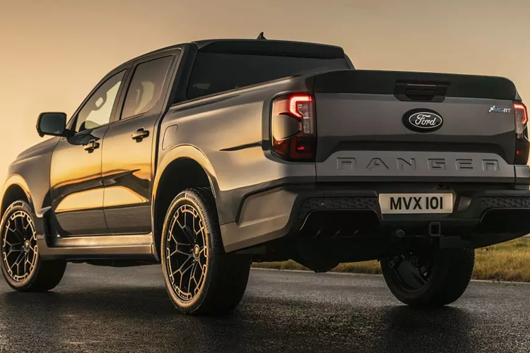 Theo tờ Headlightmag, mức giá xe Ford Ranger MS-RT 2025 ở thị trường Thái Lan sẽ từ 1,749 triệu Baht (khoảng 1,29 tỷ đồng), rẻ hơn một chút so với Ranger Raptor. Hiện chưa rõ sau Thái Lan, mẫu xe bán tải mang cảm hứng xe đua này có được bán ở những thị trường Đông Nam Á khác hay không.