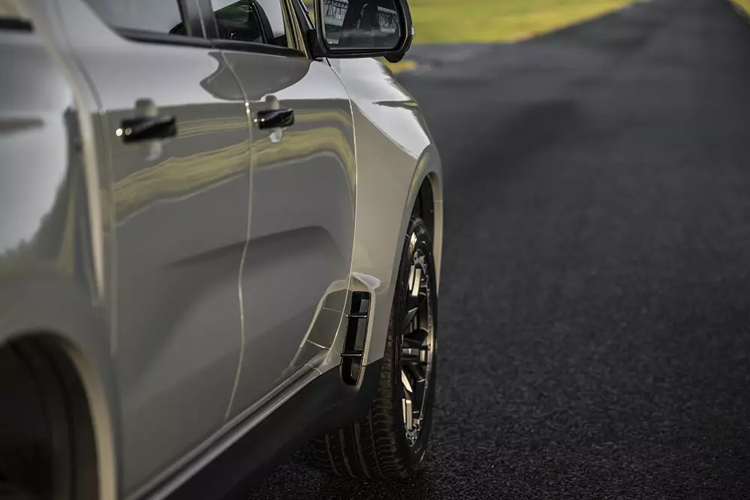 Những thay đổi này giúp xe rộng hơn 82 mm so với bản thường. Bệ bước chân chỉnh điện bên sườn, nắp bình nhiên liệu MS-RT và khe gió phía sau chắn bùn trước cũng được bổ sung cho xe.