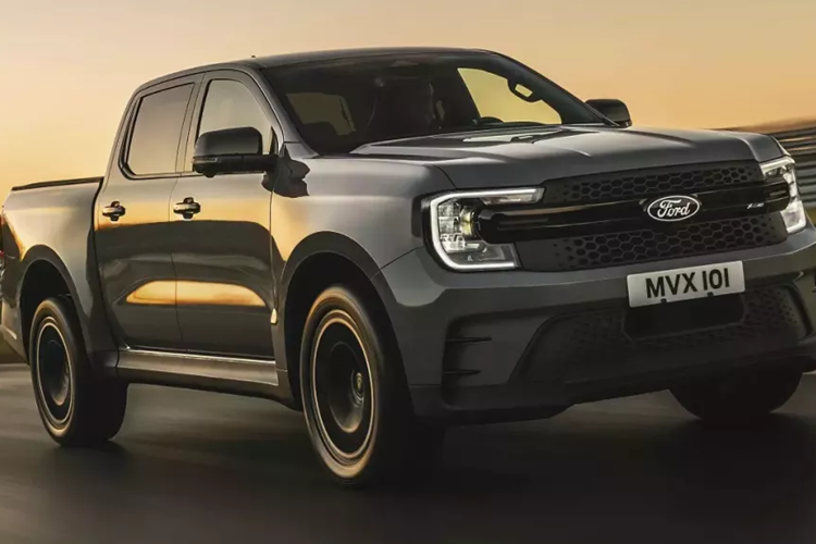 Đứng phía sau bán tải Ford Ranger MS-RT là đội đua World Rally Championship (WRC) của Ford mang tên M-Sport. So với phiên bản thường, xe đương nhiên sở hữu thiết kế và trang bị ấn tượng hơn. Cụ thể, Ford Ranger MS-RT được trang bị hốc gió trung tâm hình thang cỡ lớn trên cản trước và khe gió nằm dọc ở hai bên.