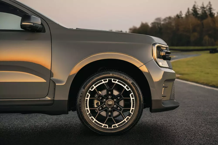 Bên cạnh đó là lưới tản nhiệt tổ ong mới với nan kép màu đen bóng nằm vắt ngang, tích hợp logo của hãng Ford. Chưa hết, Ford Ranger MS-RT còn được bổ sung hốc bánh mở rộng nhằm phù hợp với bộ vành hợp kim 21 inch. Đây là bộ vành lớn nhất từng được trang bị cho dòng xe bán tải Ford Ranger.