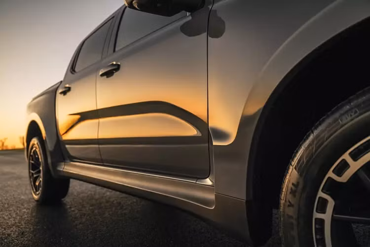 Tiếp theo đó là cánh gió tích hợp vào nóc và cửa thùng hàng phía sau. Ngoài ra, xe còn có bộ khuếch tán gió cỡ lớn ở bên dưới cản sau. Trong khi đó, bệ bước chân ở hai bên cản sau đã bị loại bỏ. Bên trong xe, Ford Ranger MS-RT được trang bị ghế trước thể thao ôm lấy thân người ngồi như xe đua và chỉnh điện 8 hướng.