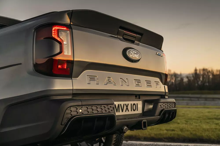 gương chiếu hậu chống chói tự động, hệ thống đèn viền nội thất, bảng đồng hồ kỹ thuật số 12,4 inch, màn hình cảm ứng trung tâm 12 inch nằm dọc, hệ thống thông tin giải trí SYNC 4A, hỗ trợ kết nối Apple CarPlay/Android Auto không dây, sạc điện thoại không dây và hệ thống âm thanh 6 loa.