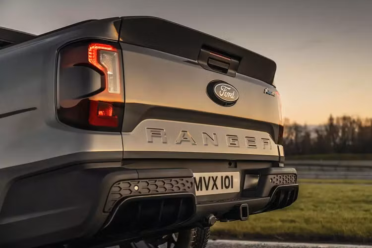 gương chiếu hậu chống chói tự động, hệ thống đèn viền nội thất, bảng đồng hồ kỹ thuật số 12,4 inch, màn hình cảm ứng trung tâm 12 inch nằm dọc, hệ thống thông tin giải trí SYNC 4A, hỗ trợ kết nối Apple CarPlay/Android Auto không dây, sạc điện thoại không dây và hệ thống âm thanh 6 loa.