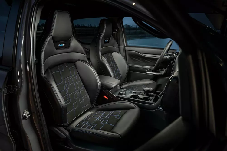 Không chỉ thay đổi về mặt thiết kế, Ford Ranger MS-RT còn được nâng cấp hệ thống treo với giảm xóc phía trước chắc chắn hơn. Hệ thống treo cải tiến giúp khoảng sáng gầm hạ thấp 40 mm, mang đến ngoại hình ấn tượng hơn và mang đến khả năng phản hồi vô lăng chính xác, ổn định hơn.