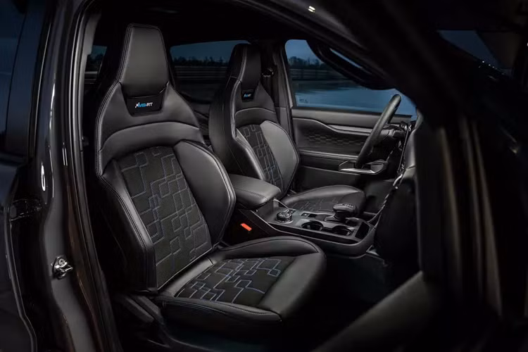 Không chỉ thay đổi về mặt thiết kế, Ford Ranger MS-RT còn được nâng cấp hệ thống treo với giảm xóc phía trước chắc chắn hơn. Hệ thống treo cải tiến giúp khoảng sáng gầm hạ thấp 40 mm, mang đến ngoại hình ấn tượng hơn và mang đến khả năng phản hồi vô lăng chính xác, ổn định hơn.