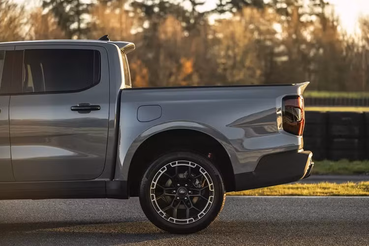 Thêm vào đó là vô lăng thể thao với thiết kế vát đáy và vạch màu xanh dương chỉ hướng 12 giờ. Màu xanh dương này cũng được áp dụng cho những khu vực khác trong nội thất như chỉ khâu trên vô lăng, mặt táp-lô, ghế và thảm sàn.