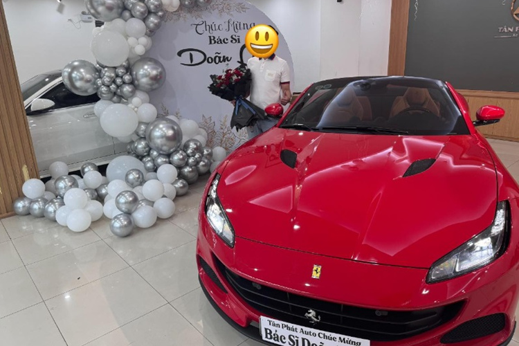 Siêu xe mui trần Ferrari Portofino M của đại gia ngành y vừa tậu sở hữu màu sơn ngoại thất đỏ Rosso Corsa đặc trưng của thương hiệu Ý. Xe có phần đầu được thiết kế thể thao hơn California nhờ hốc gió hai bên gân guốc. Lưới tản nhiệt đơn giản gồm các thanh nan ngang và dọc, kết hợp cùng đường nét mềm mại đặc trưng của dòng xe này.