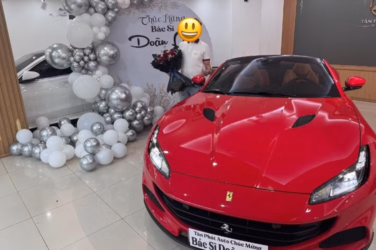 Siêu xe mui trần Ferrari Portofino M của đại gia ngành y vừa tậu sở hữu màu sơn ngoại thất đỏ Rosso Corsa đặc trưng của thương hiệu Ý. Xe có phần đầu được thiết kế thể thao hơn California nhờ hốc gió hai bên gân guốc. Lưới tản nhiệt đơn giản gồm các thanh nan ngang và dọc, kết hợp cùng đường nét mềm mại đặc trưng của dòng xe này.