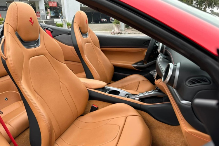 Xe có cấu hình 2+2 đặc trưng với 2 hàng ghế sau chỉ phù hợp cho trẻ em ngồi. Các trang bị nổi bật có thể kể đến trên Ferrari Portofino M gồm: màn hình cảm ứng kích thước 10,25 inch, ghế chỉnh điện, loa JBL, một màn hình phụ và vô-lăng tích hợp các nút chức năng.