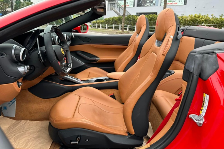 Nằm dưới nắp capo của Ferrari Portofino M là khối động cơ V8, tăng áp kép, dung tích 3.9 lít cho công suất tối đa 612 mã lực và mô-men xoắn cực đại của siêu xe này là 760 Nm. Khối động cơ này đi kèm hộp số tự động 8 cấp với bộ côn nhỏ hơn 20%.