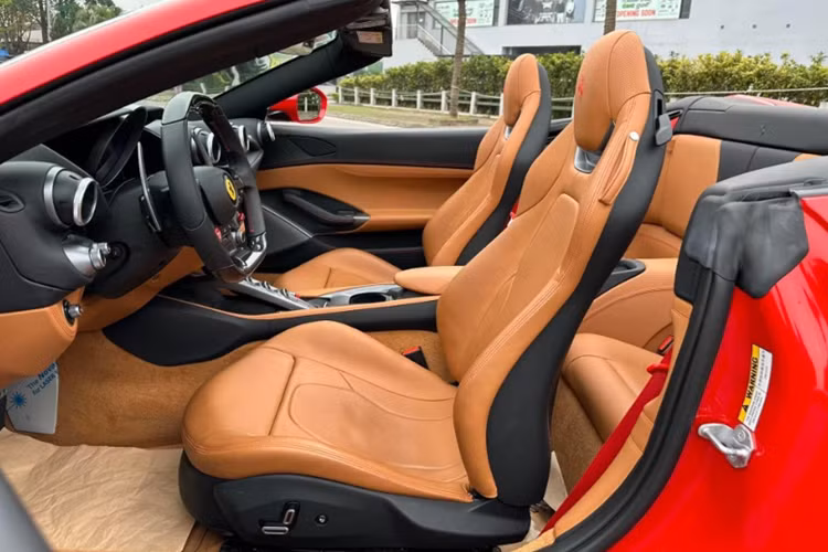 Nằm dưới nắp capo của Ferrari Portofino M là khối động cơ V8, tăng áp kép, dung tích 3.9 lít cho công suất tối đa 612 mã lực và mô-men xoắn cực đại của siêu xe này là 760 Nm. Khối động cơ này đi kèm hộp số tự động 8 cấp với bộ côn nhỏ hơn 20%.