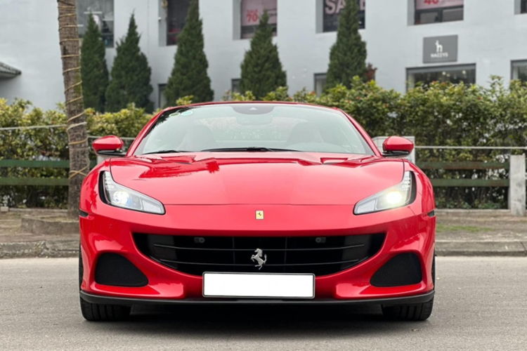 Siêu xe mui trần đến từ nước Ý được trang bị bộ la-zăng 5 chấu hợp kim được thiết kế độc quyền, đi cùng cùm phanh màu đỏ “tone sur tone” với màu ngoại thất. Phía đuôi xe Ferrari Portofino M vẫn là cụm đèn hậu đơn đi cùng bộ khuếch tán đơn giản, làm bằng vật liệu composite nhẹ sơn đen tích hợp đèn phản quang hai bên.